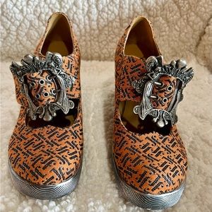 JOHN FLUEVOG SHOES MISSION MONIKA ENGLE ANGEL WEDGE HEEL BUCKLE LOGO VICTORIAN